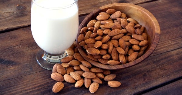 Sữa hạnh nhân là thành phần giúp tăng kích thước vòng một hiệu quả